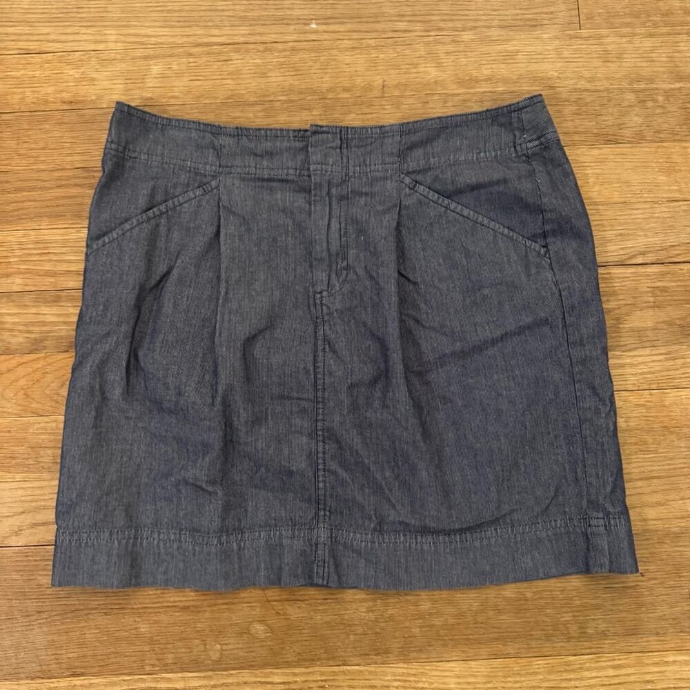 And Taylor gray mini pencil skirt size 6
b14